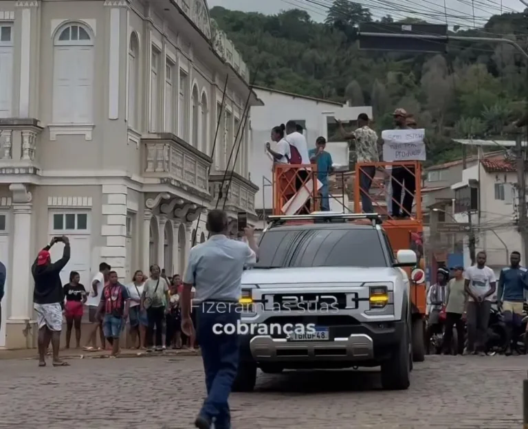 moradores-de-itubera-realizam-protesto-por-melhorias-nas-estradas-rurais-e-na-ba-250