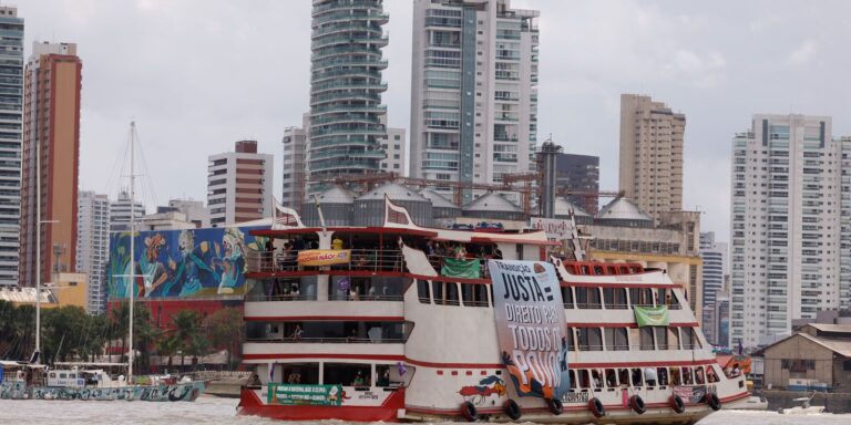 belem:-barqueata-na-baia-de-gauajara-marca-inicio-da-cupula-dos-povos