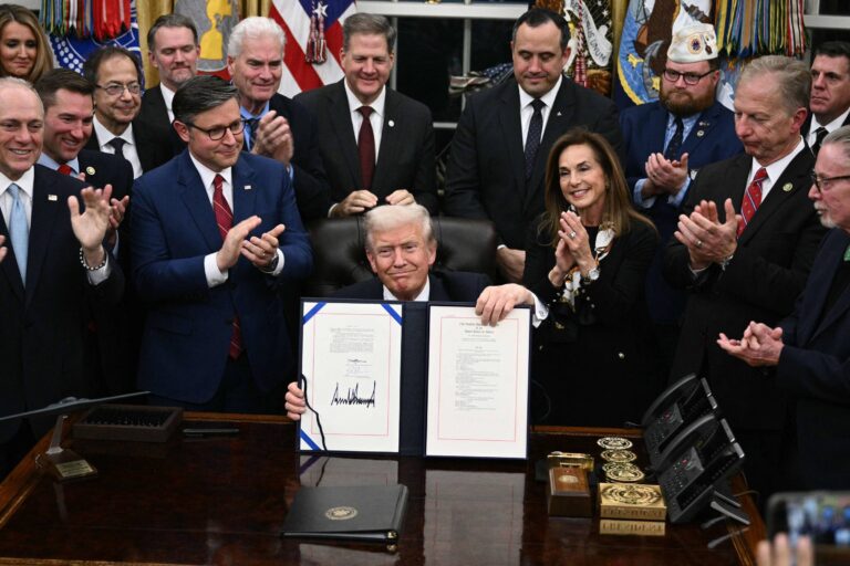 trump-tenta-colher-louros-de-fim-da-paralisacao-nos-eua,-enquanto-oposicao-racha