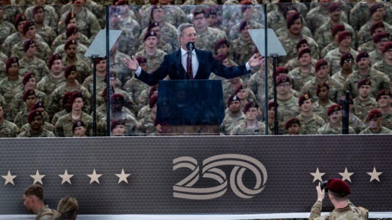 Secretário do Exército diz que fabricantes enganaram EUA com preço inflacionado de armas secretario-do-exercito-diz-que-fabricantes-enganaram-eua-com-preco-inflacionado-de-armas