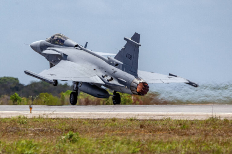 Colômbia assina contrato para comprar 17 caças Gripen em acordo que pode beneficiar o Brasil colombia-assina-contrato-para-comprar-17-cacas-gripen-em-acordo-que-pode-beneficiar-o-brasil
