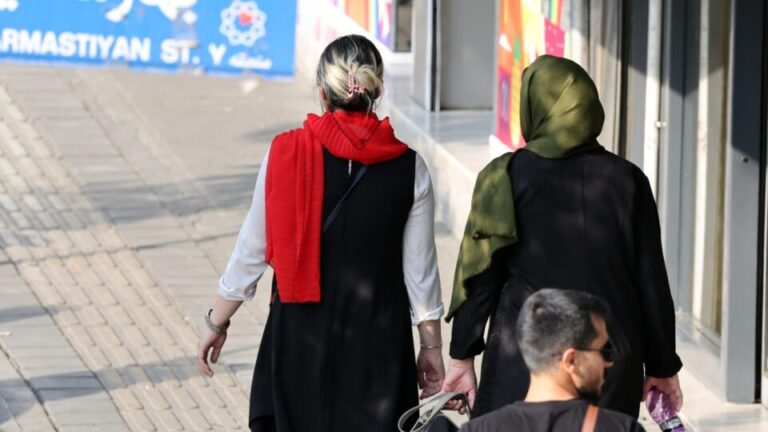ira:-mulheres-desafiam-lei-do-hijab-obrigatorio,-e-judiciario-pede-maior-rigor