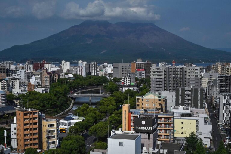 vulcao-entra-em-erupcao,-e-voos-sao-cancelados-no-japao;-veja-video