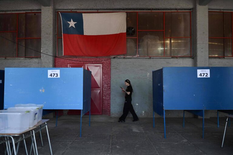 urnas-abrem-no-chile-com-voto-obrigatorio-para-escolher-sucessor-de-boric