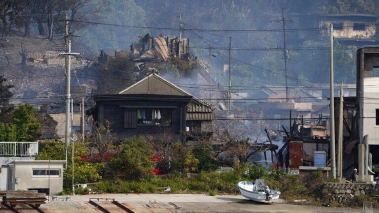 Grande incêndio urbano provoca morte e destrói ao menos 170 prédios no Japão grande-incendio-urbano-provoca-morte-e-destroi-ao-menos-170-predios-no-japao