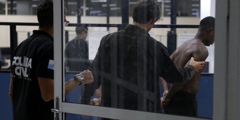 policia-combate-comando-vermelho-na-vila-kennedy,-no-rio