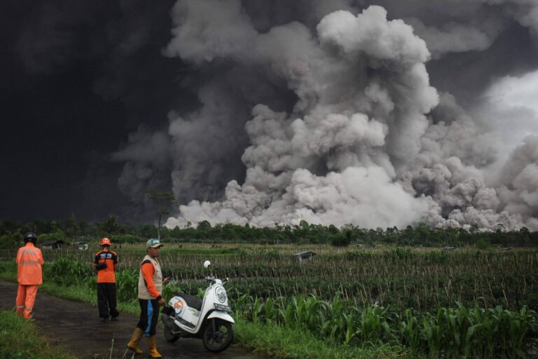 erupcao-de-vulcao-na-indonesia-desloca-mais-de-mil-pessoas-para-abrigos;-veja-video