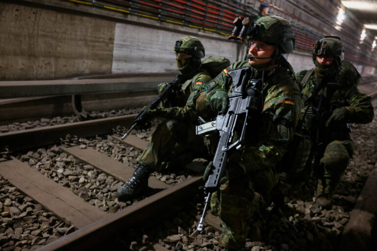 Soldados fazem exercícios militares em estações de metrô de Berlim; veja vídeo soldados-fazem-exercicios-militares-em-estacoes-de-metro-de-berlim;-veja-video