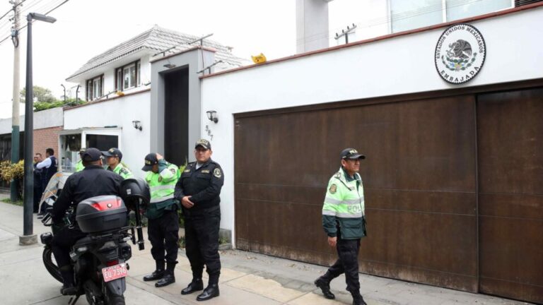 justica-do-peru-determina-prisao-de-ex-premie-de-esquerda-asilada-na-embaixada-do-mexico