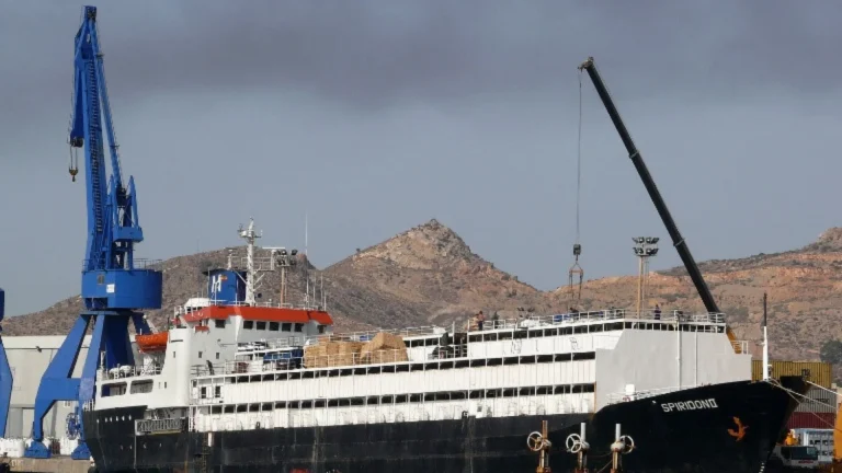 europa-sob-pressao-apos-navio-com-3-mil-vacas-virar-navio-da-morte