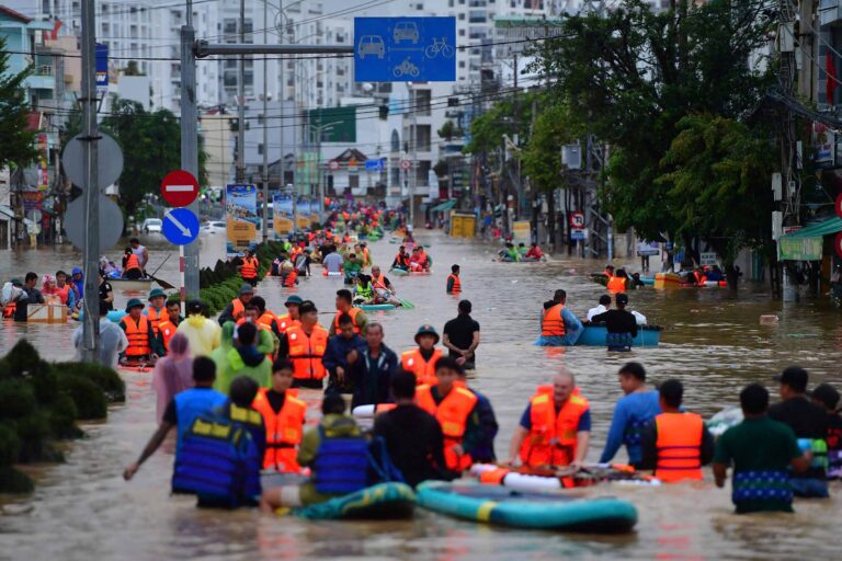 Número de mortos em inundações no Vietnã sobe para 90 após tempestades numero-de-mortos-em-inundacoes-no-vietna-sobe-para-90-apos-tempestades