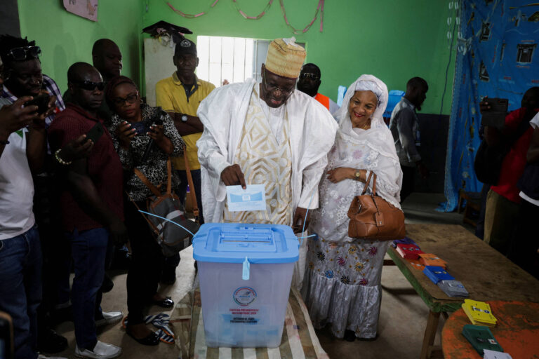 gambia-acolhe-lider-da-oposicao-de-camaroes-apos-eleicao-contestada-que-manteve-ditador