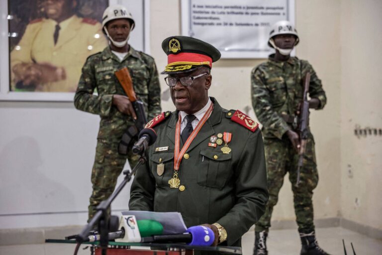 apos-golpe,-militares-de-guine-bissau-empossam-general-como-lider-interino