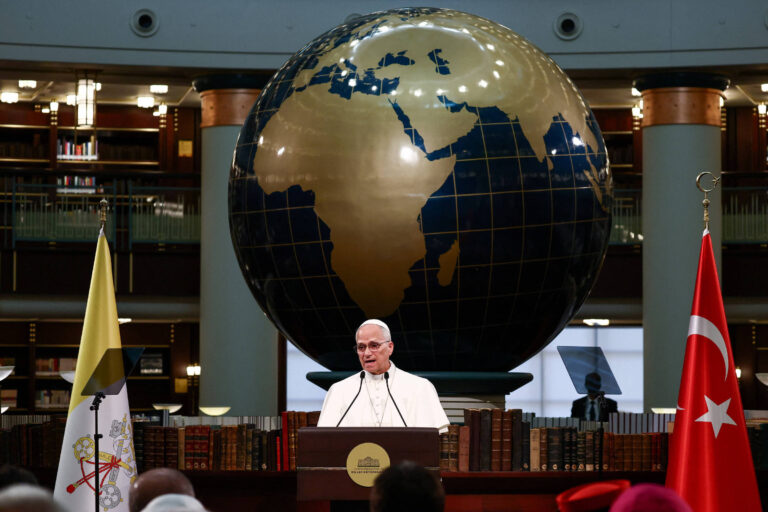 terceira-guerra-mundial-esta-sendo-‘travada-aos-poucos’,-diz-papa-em-sua-1a-viagem-internacional