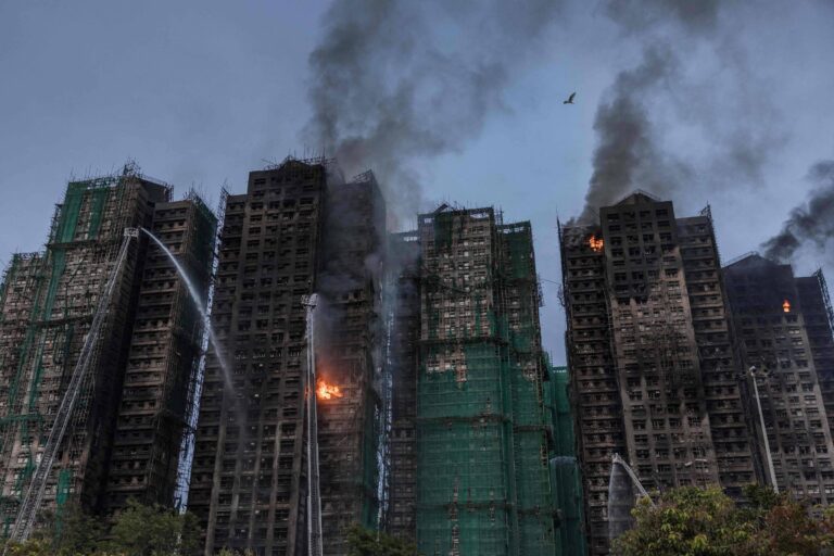 Mortes em Hong Kong vão a 83 após incêndio; bombeiros não sabem paradeiro de 50 pessoas mortes-em-hong-kong-vao-a-83-apos-incendio;-bombeiros-nao-sabem-paradeiro-de-50-pessoas