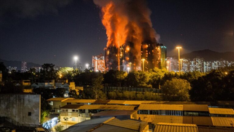 incendio-em-hong-kong-esta-relacionado-a-reformas-em-condominio,-diz-governo