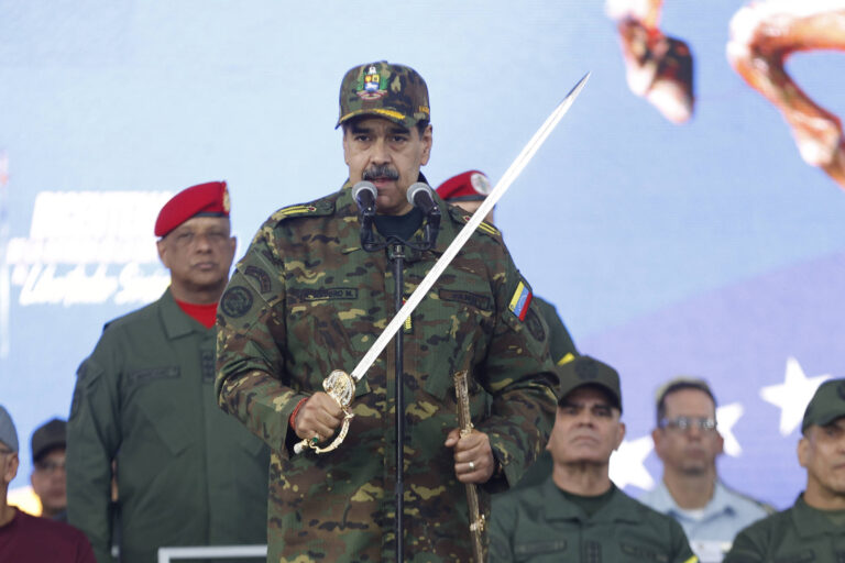 Sem citar fonte, Maduro diz que 82% dos venezuelanos pegariam em armas para defender o país sem-citar-fonte,-maduro-diz-que-82%-dos-venezuelanos-pegariam-em-armas-para-defender-o-pais