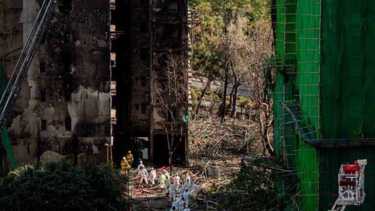 Hong Kong localiza 144 desaparecidos no incêndio ilesos e tenta contato com outros 150 hong-kong-localiza-144-desaparecidos-no-incendio-ilesos-e-tenta-contato-com-outros-150