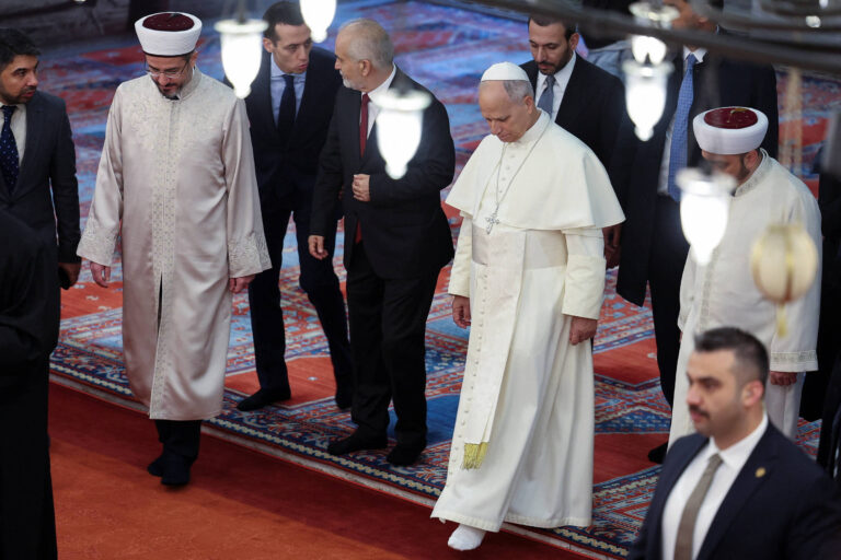 papa-leao-14-tira-sapatos-ao-visitar-mesquita-azul-de-istambul,-mas-nao-reza