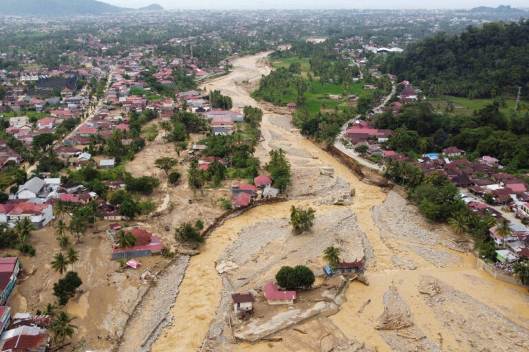 inundacoes-na-asia-deixam-mais-de-900-mortos;-veja-video