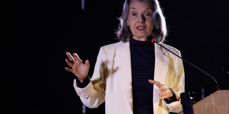 carmen-lucia:-“ditadura-e-como-erva-daninha-que-precisa-ser-cortada”