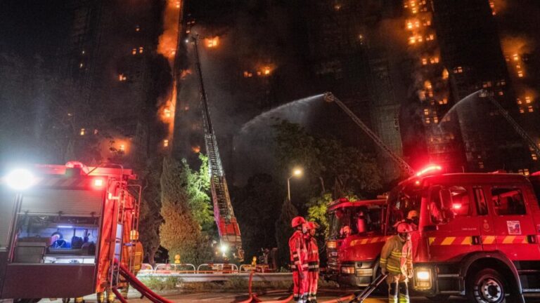 hong-kong-prende-jurista-que-pediu-investigacao-independente-sobre-incendio-que-matou-156