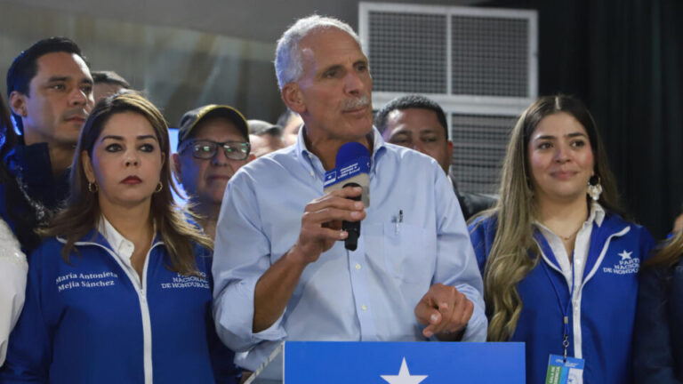Após paralisação, candidato de Trump cai para segundo lugar durante apuração em Honduras apos-paralisacao,-candidato-de-trump-cai-para-segundo-lugar-durante-apuracao-em-honduras
