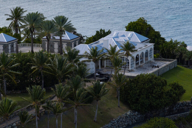 Democratas publicam imagens de ilha que seria de Jeffrey Epstein no Caribe democratas-publicam-imagens-de-ilha-que-seria-de-jeffrey-epstein-no-caribe
