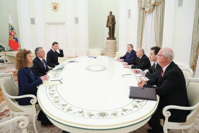 putin-endureceu-posicao-em-reuniao-com-enviados-de-trump