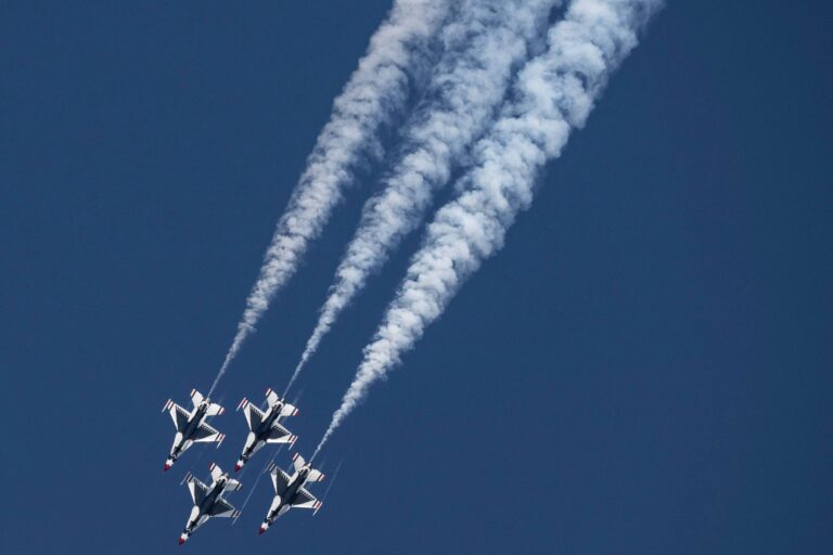 Caça F-16 dos EUA cai durante treinamento na Califórnia; veja vídeo caca-f-16-dos-eua-cai-durante-treinamento-na-california;-veja-video