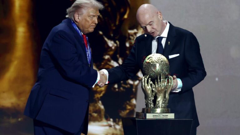 trump-recebe-o-primeiro-premio-da-paz-da-fifa