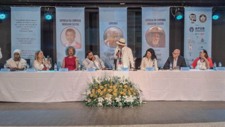 antonio-pitanga-e-leci-brandao-recebem,-em-salvador,-a-comenda-ubiratan-castro