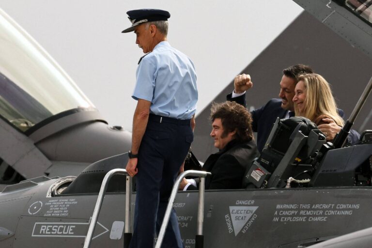 milei-apresenta-cacas-f-16-comprados-da-dinamarca-e-sobe-em-um-dos-avioes;-veja-video