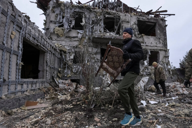 Rússia faz novo mega-ataque à Ucrânia e provoca apagões em meio a negociação de paz russia-faz-novo-mega-ataque-a-ucrania-e-provoca-apagoes-em-meio-a-negociacao-de-paz