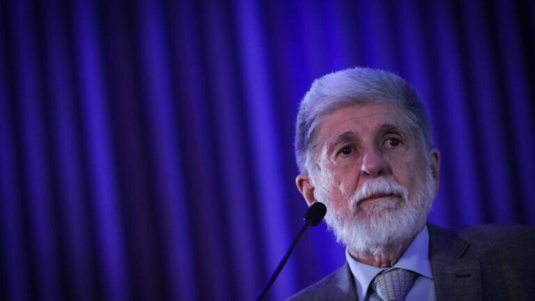 em-entrevista-a-jornal-ingles,-amorim-diz-que-brasil-nao-vai-pressionar-para-que-maduro-renuncie