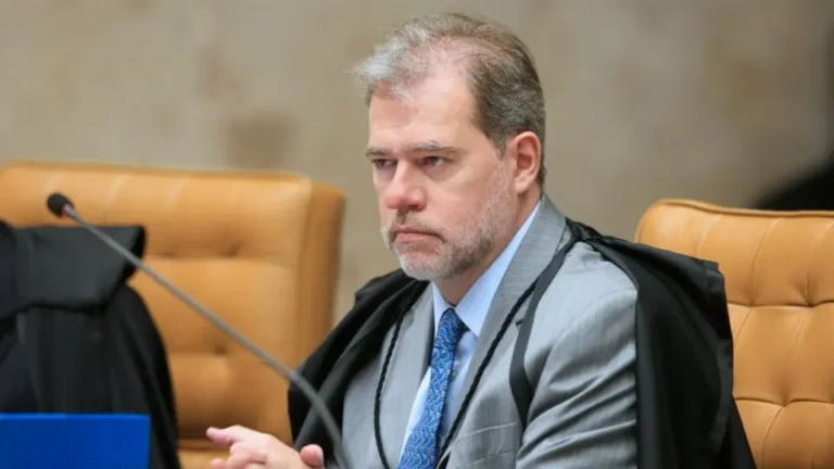jurista-classifica-viagem-de-toffoli-com-advogado-do-master-como-desservico-a-imagem-do-stf