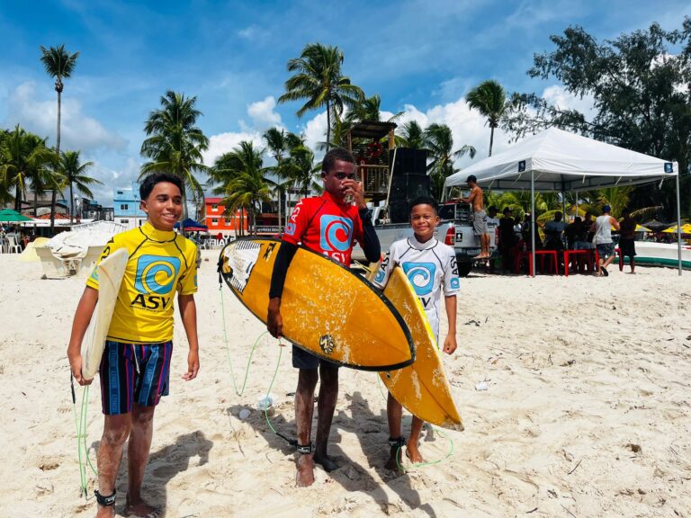 prefeitura-de-valenca-apoia-o-primeiro-surf-treino-alma-salgada-na-praia-de-guaibim