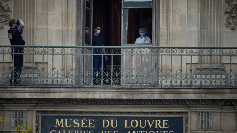 roubo-do-louvre-nao-foi-evitado-‘por-30-segundos’,-aponta-inquerito
