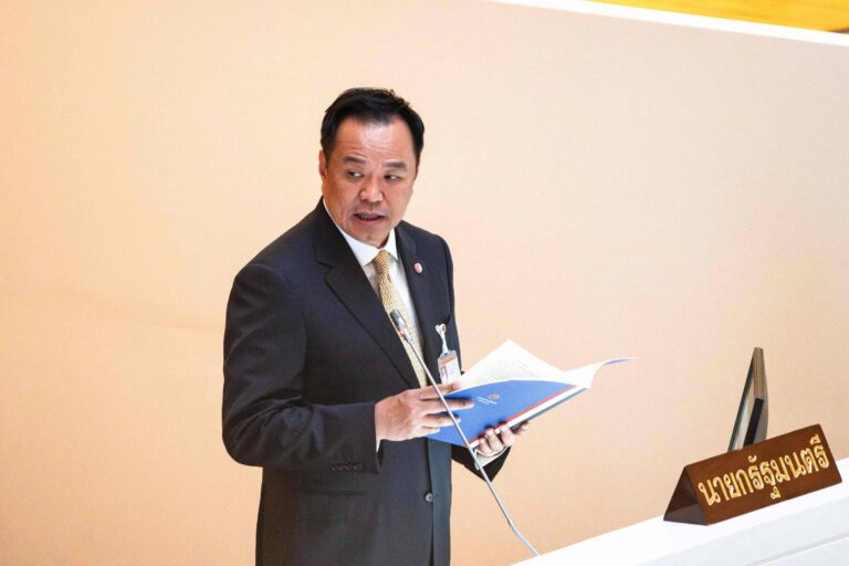 premie-da-tailandia-pede-dissolucao-do-parlamento-e-amplia-crise-politica