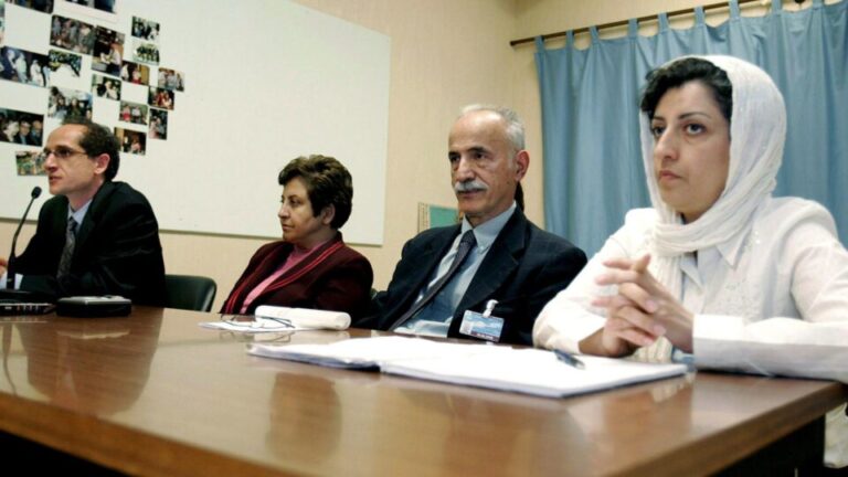 ativista-iraniana-ganhadora-do-nobel-da-paz-e-detida-de-forma-violenta,-informa-fundacao