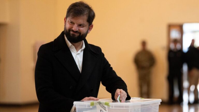 Boric vota pela última vez como presidente e pede que chilenos defendam a democracia boric-vota-pela-ultima-vez-como-presidente-e-pede-que-chilenos-defendam-a-democracia