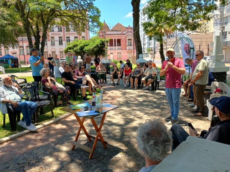 defesa-do-meio-ambiente-reune-100-pessoas-em-aula-publica-na-praca-do-imigrante-em-sao-leopoldo