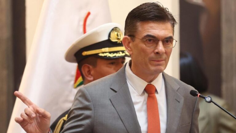 paz-declara-emergencia-economica-na-bolivia-e-encerra-subsidios-a-combustiveis-apos-21-anos