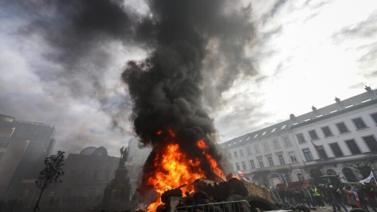 Agricultores fazem protesto incendiário na Bélgica contra acordo com Mercosul agricultores-fazem-protesto-incendiario-na-belgica-contra-acordo-com-mercosul