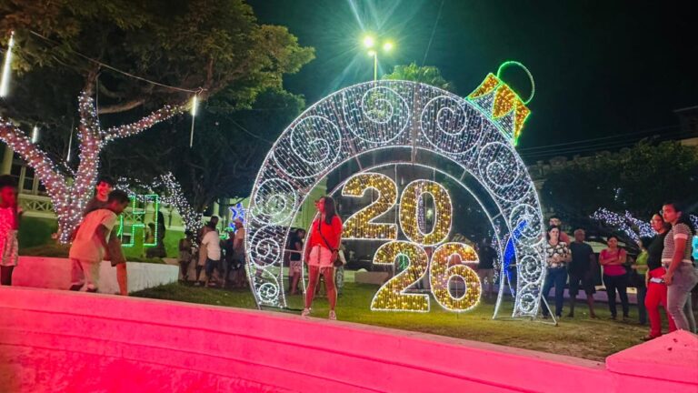 prefeitura-de-valenca-entrega-decoracao-natalina-e-encanta-valencianos-com-a-cidade-iluminada