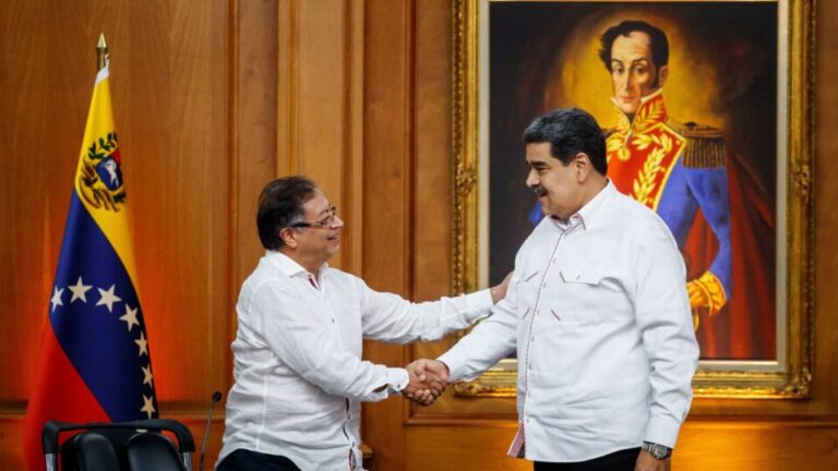 proximo-alvo?-as-semelhancas-e-diferencas-nas-ofensivas-de-trump-contra-maduro-e-petro