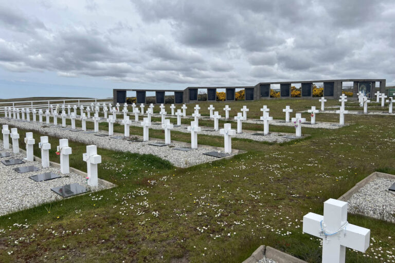 Após 40 anos, cemitério identifica argentinos mortos na Guerra das Malvinas apos-40-anos,-cemiterio-identifica-argentinos-mortos-na-guerra-das-malvinas
