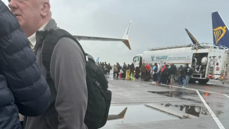 aviao-bate-em-caminhao-de-combustivel-e-e-evacuado-na-escocia