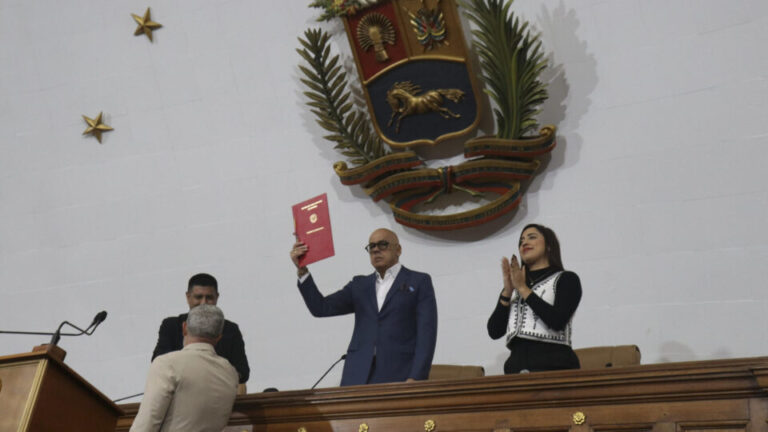 Parlamento da Venezuela aprova lei que prevê 20 anos de prisão para quem apoiar bloqueio dos EUA parlamento-da-venezuela-aprova-lei-que-preve-20-anos-de-prisao-para-quem-apoiar-bloqueio-dos-eua