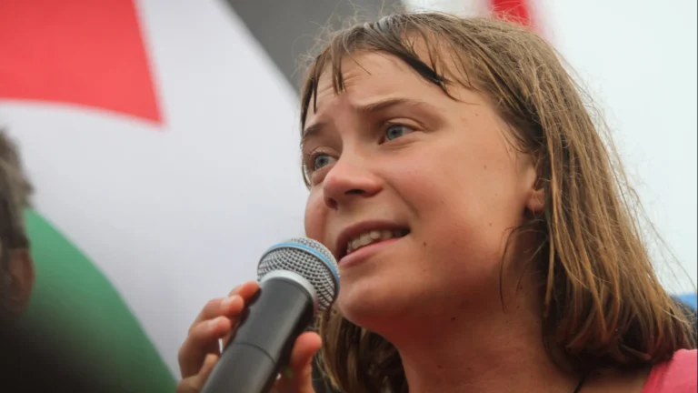 greta-thunberg-e-presa-no-reino-unido-durante-protesto-pro-palestina
